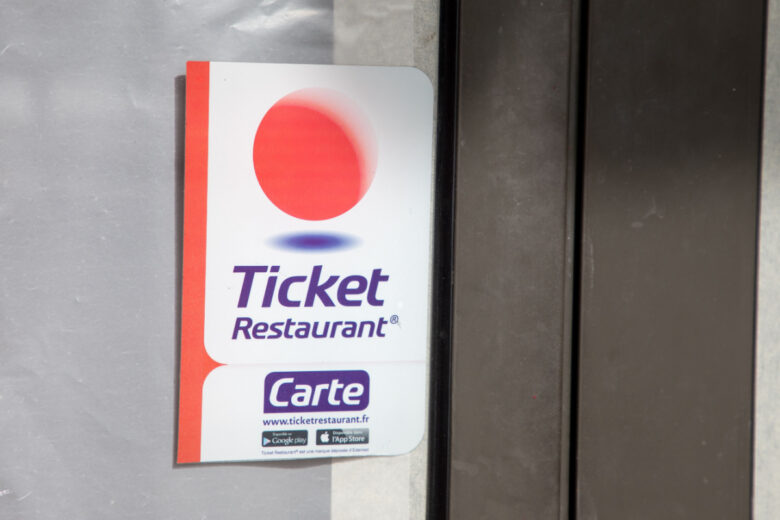 Une enseigne qui accepte les tickets restaurant.