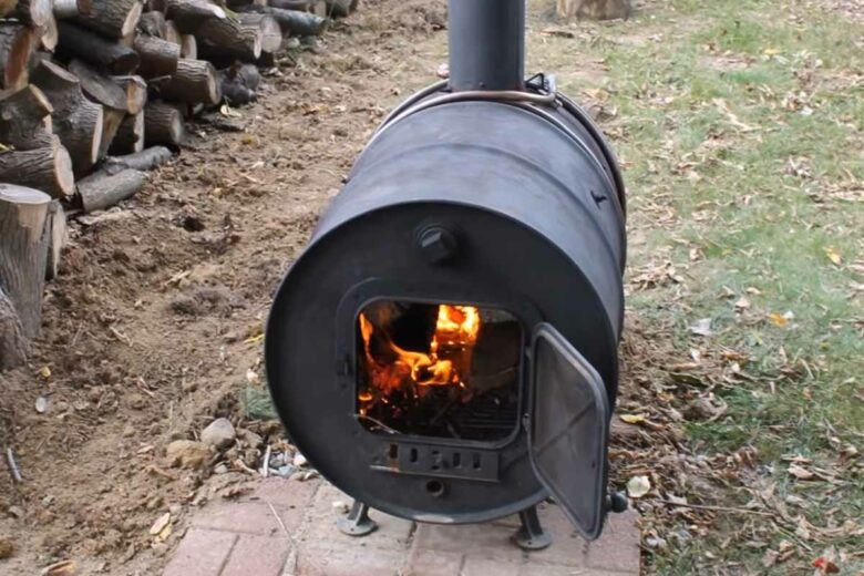 La chaudière à bois extérieure, fabriquée à partir d'un fût recyclé et d’un kit de poêle à bois Vogelzang.