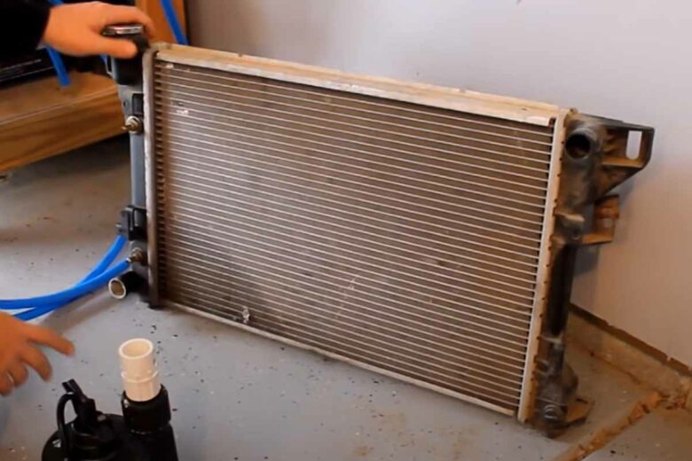 Faites circuler l'eau chauffée par votre poêle à l'intérieur d'un radiateur de voiture.