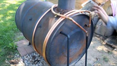Les tuyaux de cuivre sont placés autour du poêle pour chauffer l'eau.