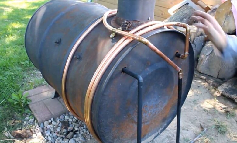 Les tuyaux de cuivre sont placés autour du poêle pour chauffer l'eau.