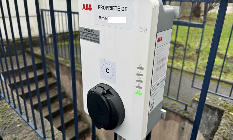 Une borne de recharge individuelle installée dans une résidence en copropriété.