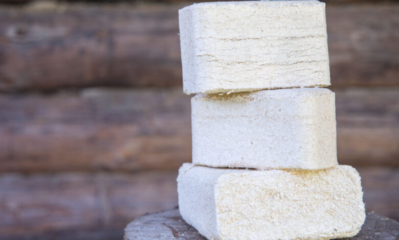 Des briques de sciure de bois, pour alimenter le poêle.