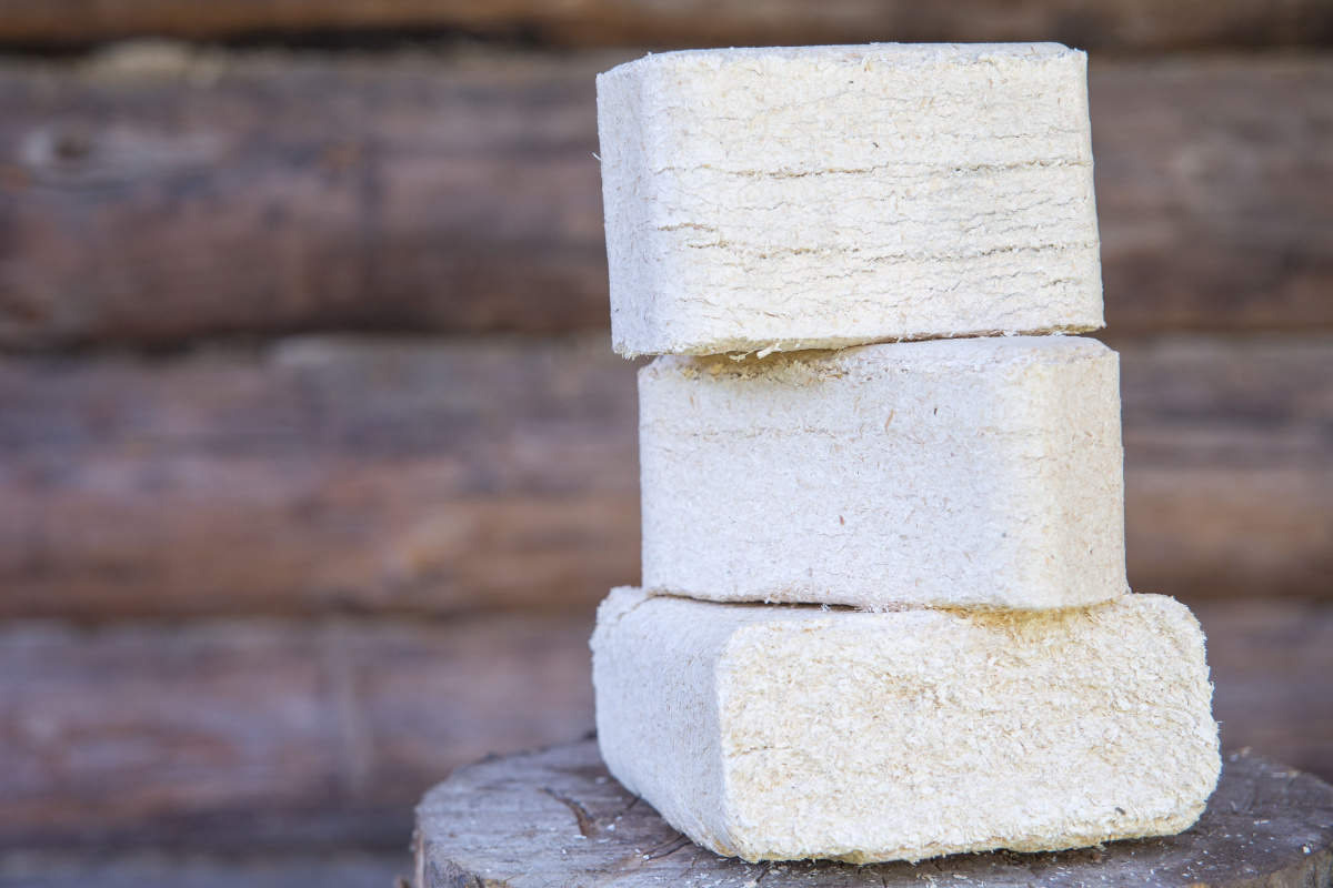 Des briques de sciure de bois, pour alimenter le poêle.