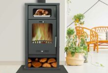 Un four intégré à son poêle à bois pour cuisiner ou réchauffer des aliments en meme temps que vous chauffez votre habitation.