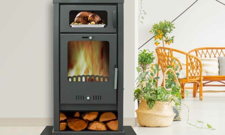 Un four intégré à son poêle à bois pour cuisiner ou réchauffer des aliments en meme temps que vous chauffez votre habitation.