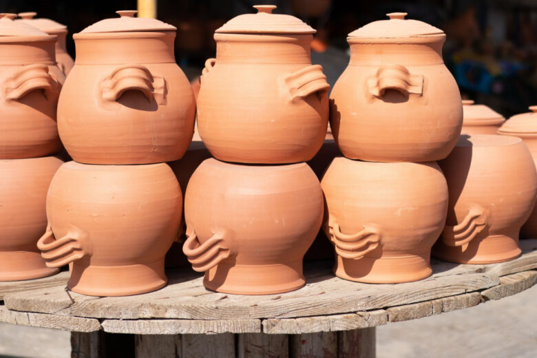 Pots en terre cuite pouvant servir à la fabrication d'un zeer pot.