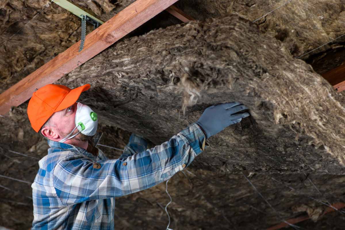 Réalisation d'une isolation avec des panneaux de laine de mouton.