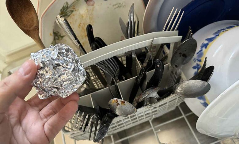 Une boule de papier aluminium pour conserver le brillant des couverts ?