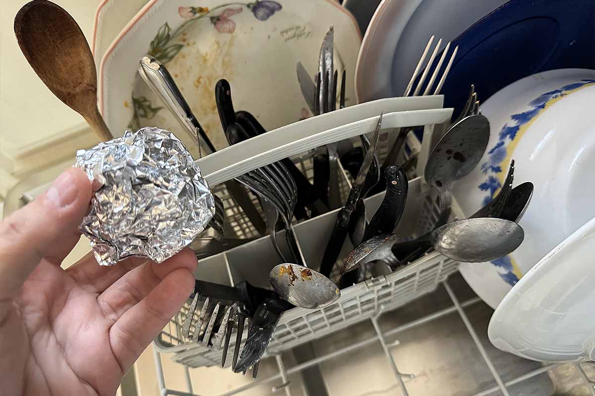 Une boule de papier aluminium pour conserver le brillant des couverts ?