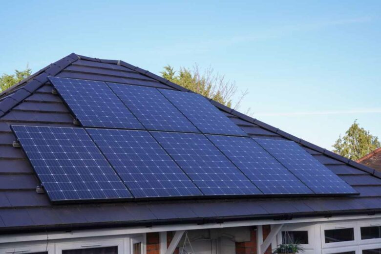 Une installation photovoltaïque sur le toit d'une maison.