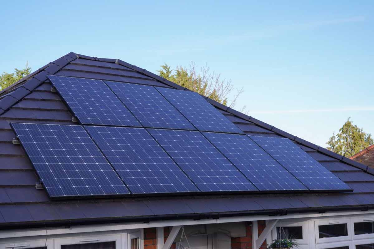 Quelle surface de panneaux solaires pour une maison de 150 m² ? - NeozOne