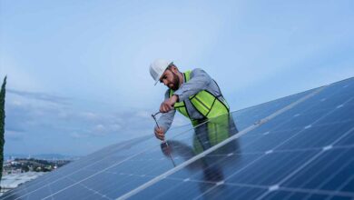 Un technicien qui installe des panneaux solaires.