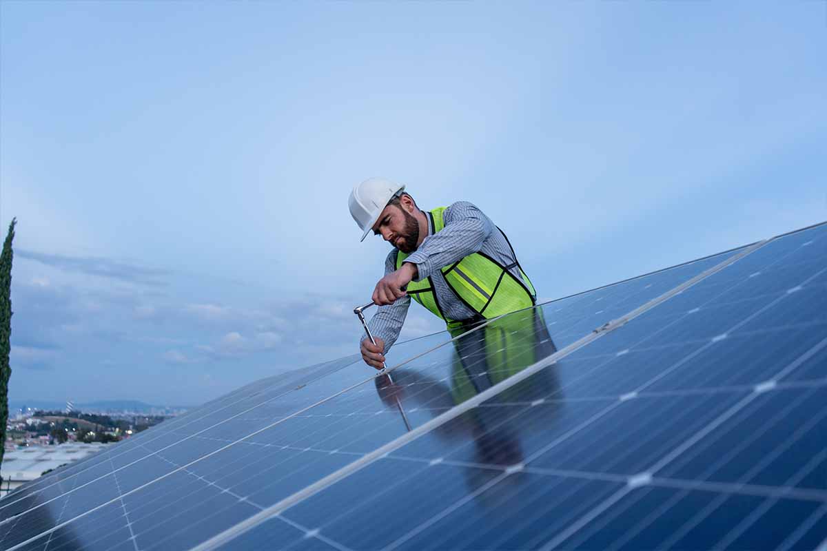 Un technicien qui installe des panneaux solaires.