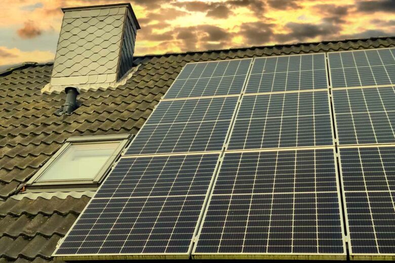 Une toiture avec des panneaux solaires pour produire sa propre électricité.