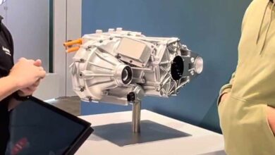 Le moteur électrique de 75 kg développé par Magna présenté lors du CES 2024.