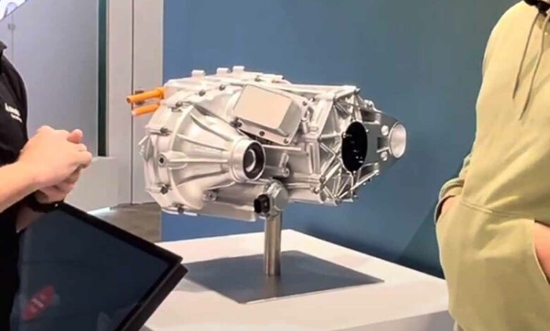 Le moteur électrique de 75 kg développé par Magna présenté lors du CES 2024.