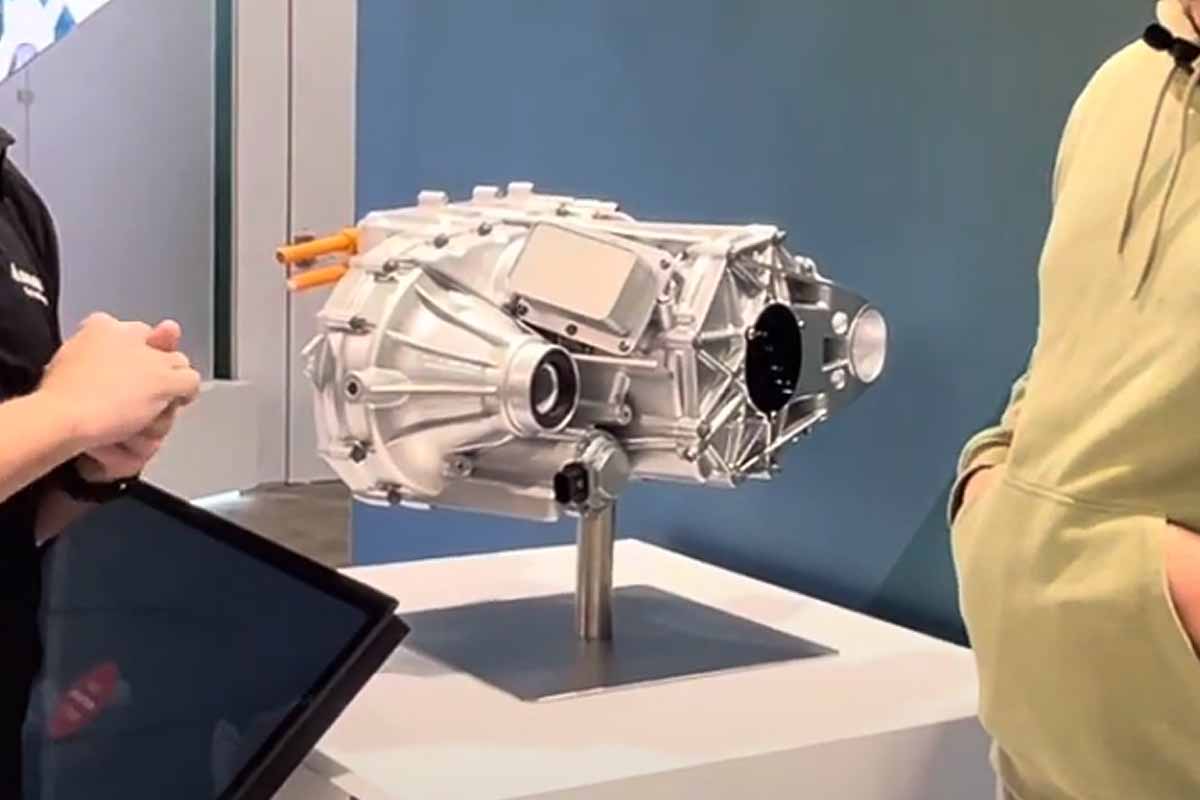 Le moteur électrique de 75 kg développé par Magna présenté lors du CES 2024.