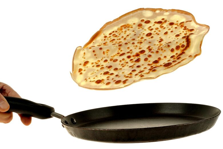 Faire sauter les crêpes serait synonyme de prospérité toute l'année. 