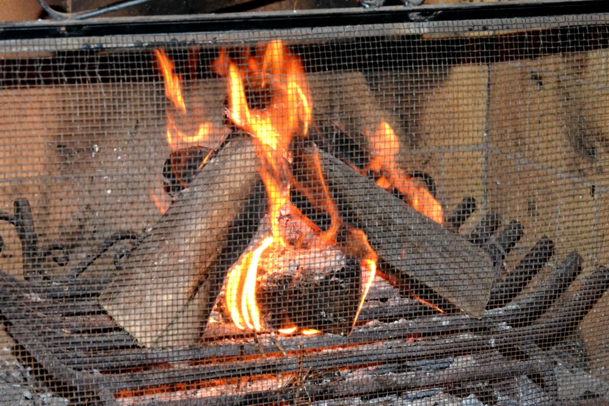 Est-ce que la bûche de ramonage est efficace pour les poêles à bois et  insert de cheminée ? - NeozOne