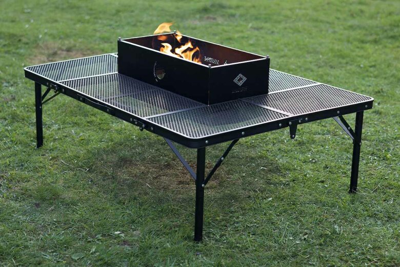 La table AroundFire possède un dispositif de protection qui empêche le vent de souffler sur les flammes.