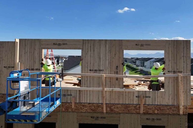 Des panneaux structurels plus durables qu'une maison à ossature bois et 50 % plus rapides à assembler.