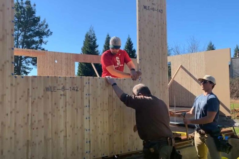 Grâce à des panneaux muraux préfabriqués et numérotés, l'application dédiée rend l'installation d'une maison BamCore plus rapide et moins coûteuse qu'un bâtiment de construction traditionnelle.