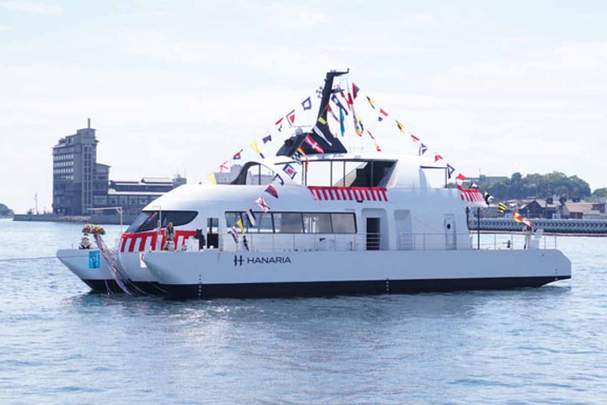 Le Hanaria est le premier bateau Japonais de transport de passagers avec un moteur hybride hydrogène / biocarburant.