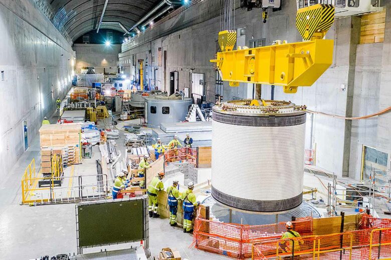 La turbine de pompage-turbinage de la centrale lors de son installation.