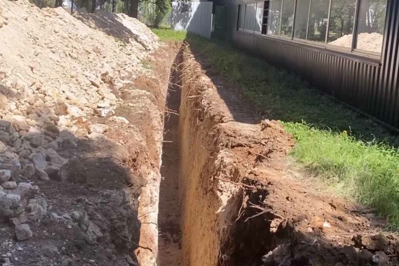 Pour l'installation d'un mur géothermique, une tranchée doit être réalisée dans le sol.