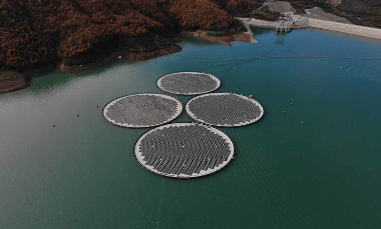 Les plates-formes solaires flottantes déployées en Albanie.