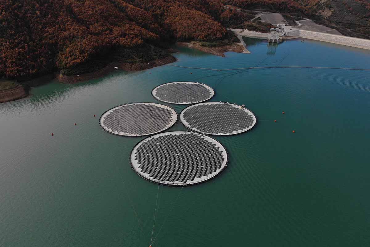 Les plates-formes solaires flottantes déployées en Albanie.