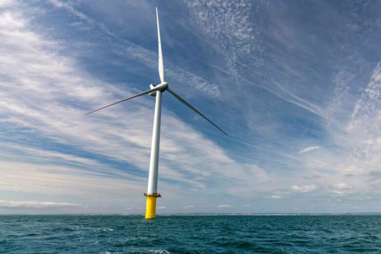 Des éoliennes geantes sont déployées en mer pour fournir de l'électricité.