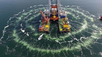 Vue sur le double-rideau à bulles lors de l'installation d'une éolienne offshore.