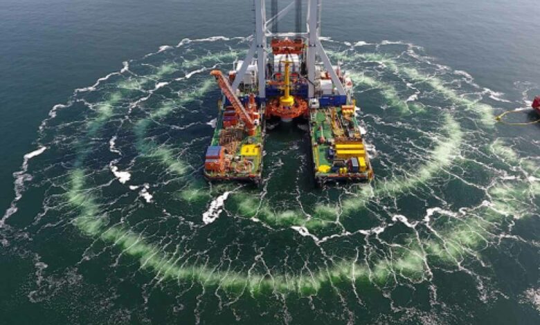 Vue sur le double-rideau à bulles lors de l'installation d'une éolienne offshore.