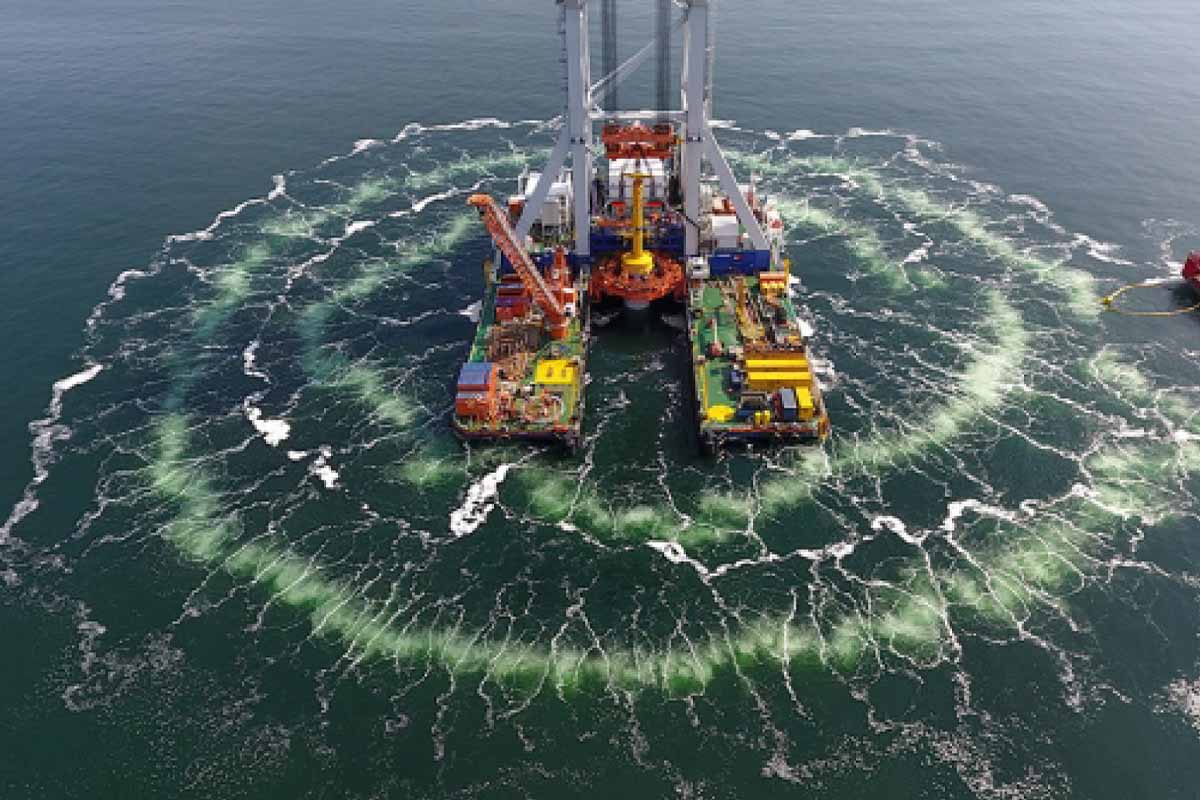 Vue sur le double-rideau à bulles lors de l'installation d'une éolienne offshore.