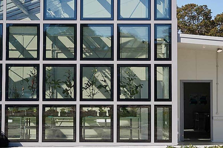 Un ensemble de fenêtres photovoltaïques sur un bâtiment universitaire en Australie.