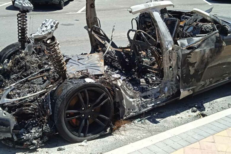 Un incendie de voiture électrique est dévastateur à cause de la chaleur dégagée par les batteries au lithium.