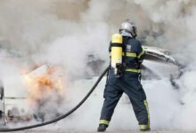 L'invention d'un dispositif incendie pour lutter contre les feux de voitures électriques.