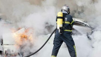 L'invention d'un dispositif incendie pour lutter contre les feux de voitures électriques.