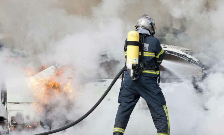 L'invention d'un dispositif incendie pour lutter contre les feux de voitures électriques.