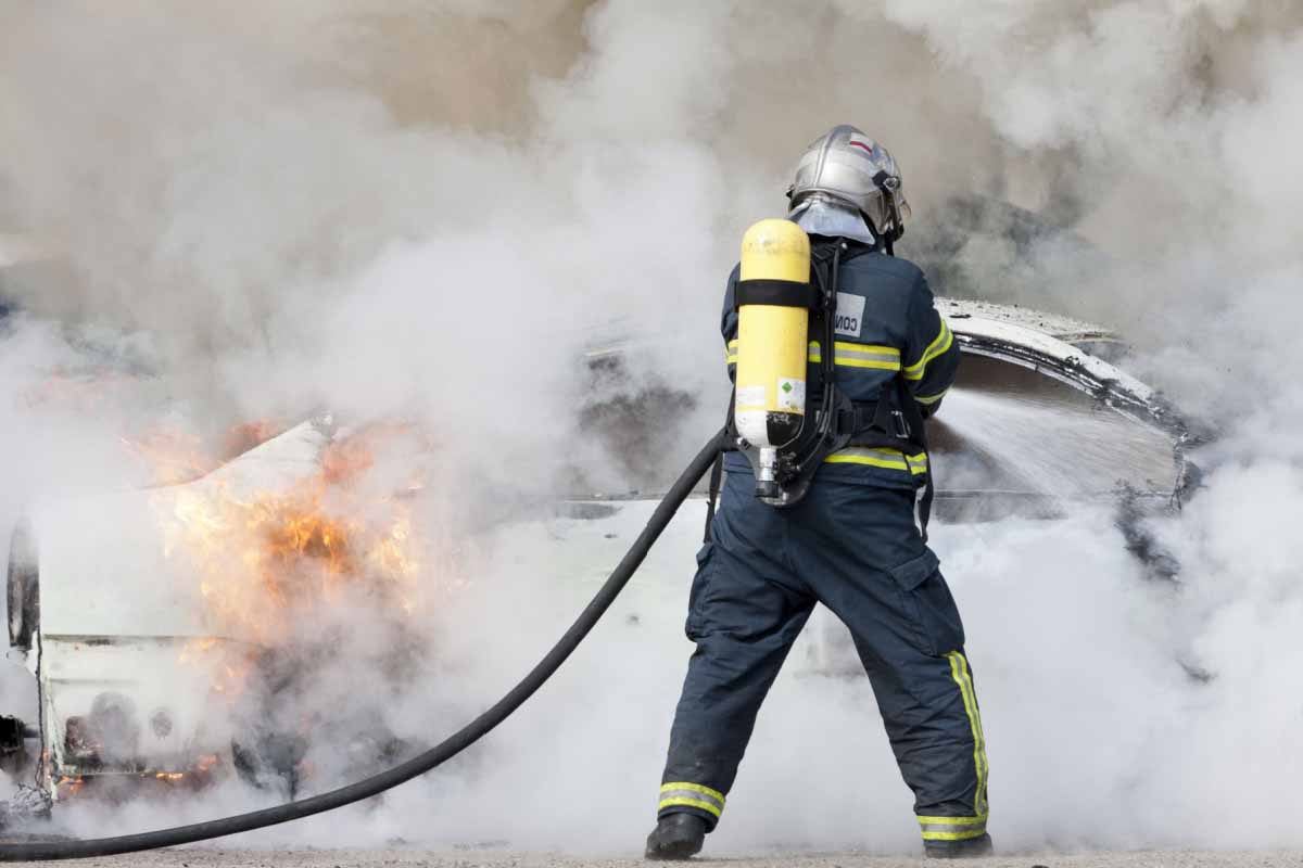 L'invention d'un dispositif incendie pour lutter contre les feux de voitures électriques.