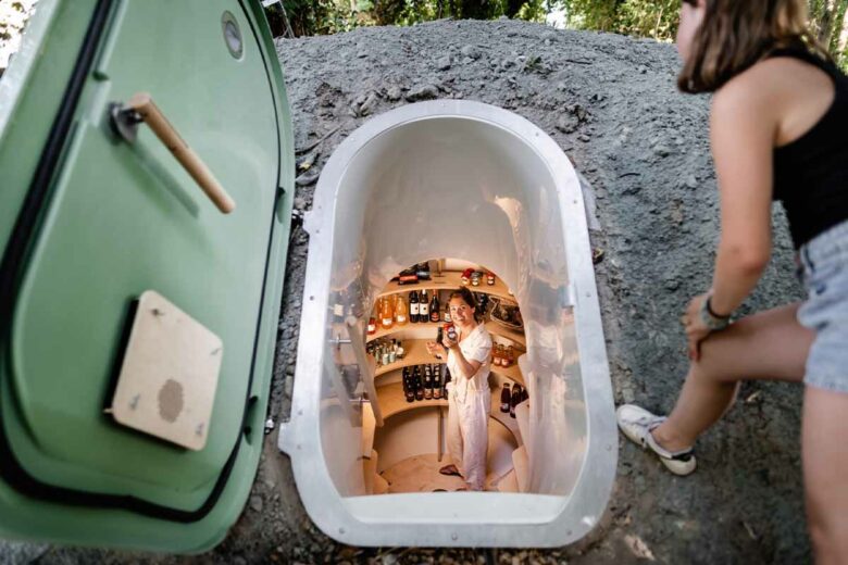 Le Ground Fridge s'enterre dans votre jardin et vous permet de conserver vos aliments au frais.