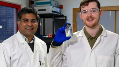 Le Dr Sudhagar Pitchaimuthu de l'Université Heriot-Watt (à gauche) et le doctorant Michael Walsh avec un échantillon d'eaux usées d'une distillerie de whisky.