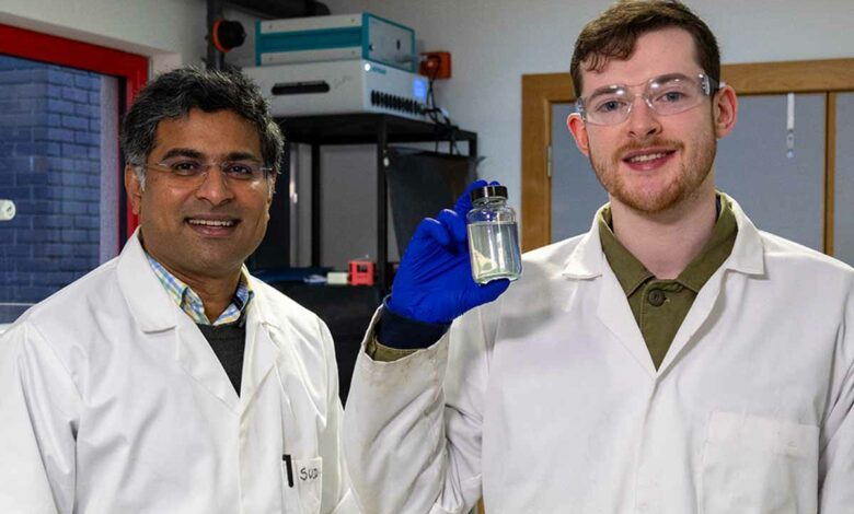 Le Dr Sudhagar Pitchaimuthu de l'Université Heriot-Watt (à gauche) et le doctorant Michael Walsh avec un échantillon d'eaux usées d'une distillerie de whisky.