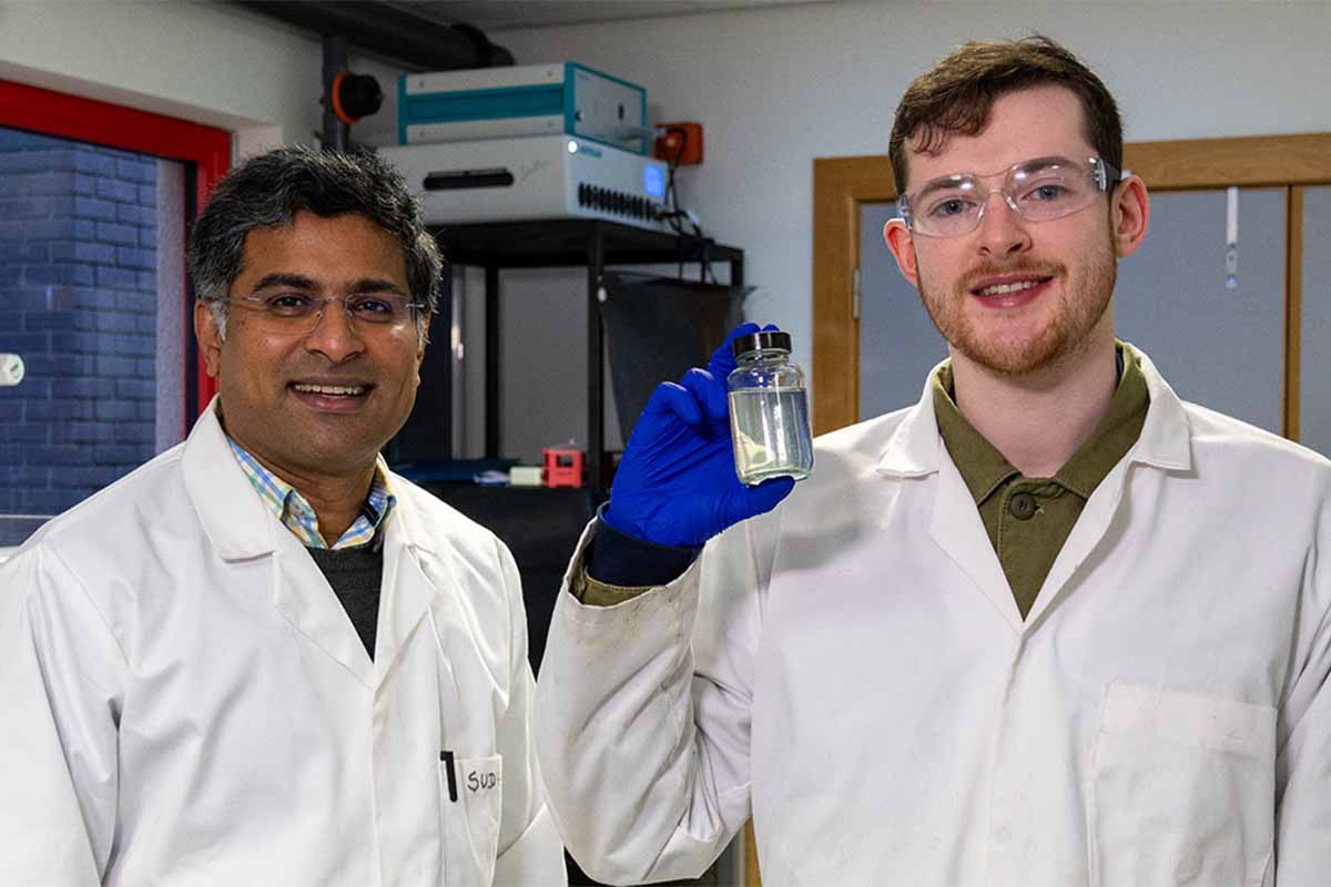 Le Dr Sudhagar Pitchaimuthu de l'Université Heriot-Watt (à gauche) et le doctorant Michael Walsh avec un échantillon d'eaux usées d'une distillerie de whisky.