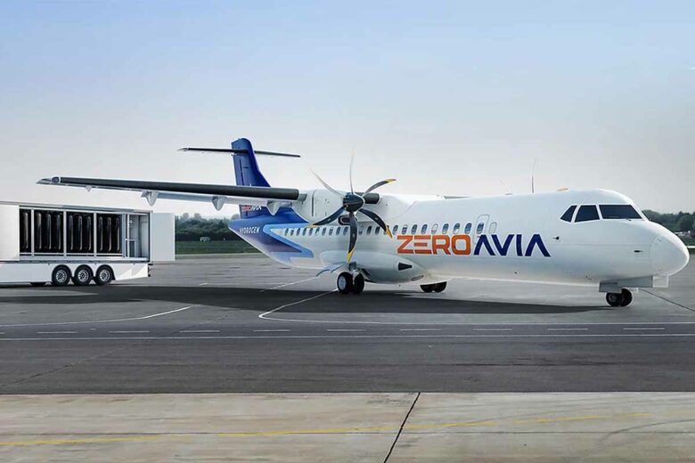 Un avion à hydrogène ravitaillé par un camion spécialement équipé.