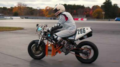 Les essais sur piste de la moto électrique alimentée par une pile à combustion à hydrogène du MIT.