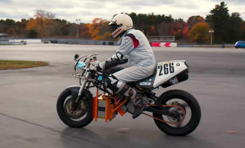 Les essais sur piste de la moto électrique alimentée par une pile à combustion à hydrogène du MIT.