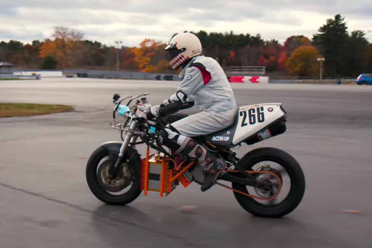 Les essais sur piste de la moto électrique alimentée par une pile à combustion à hydrogène du MIT.